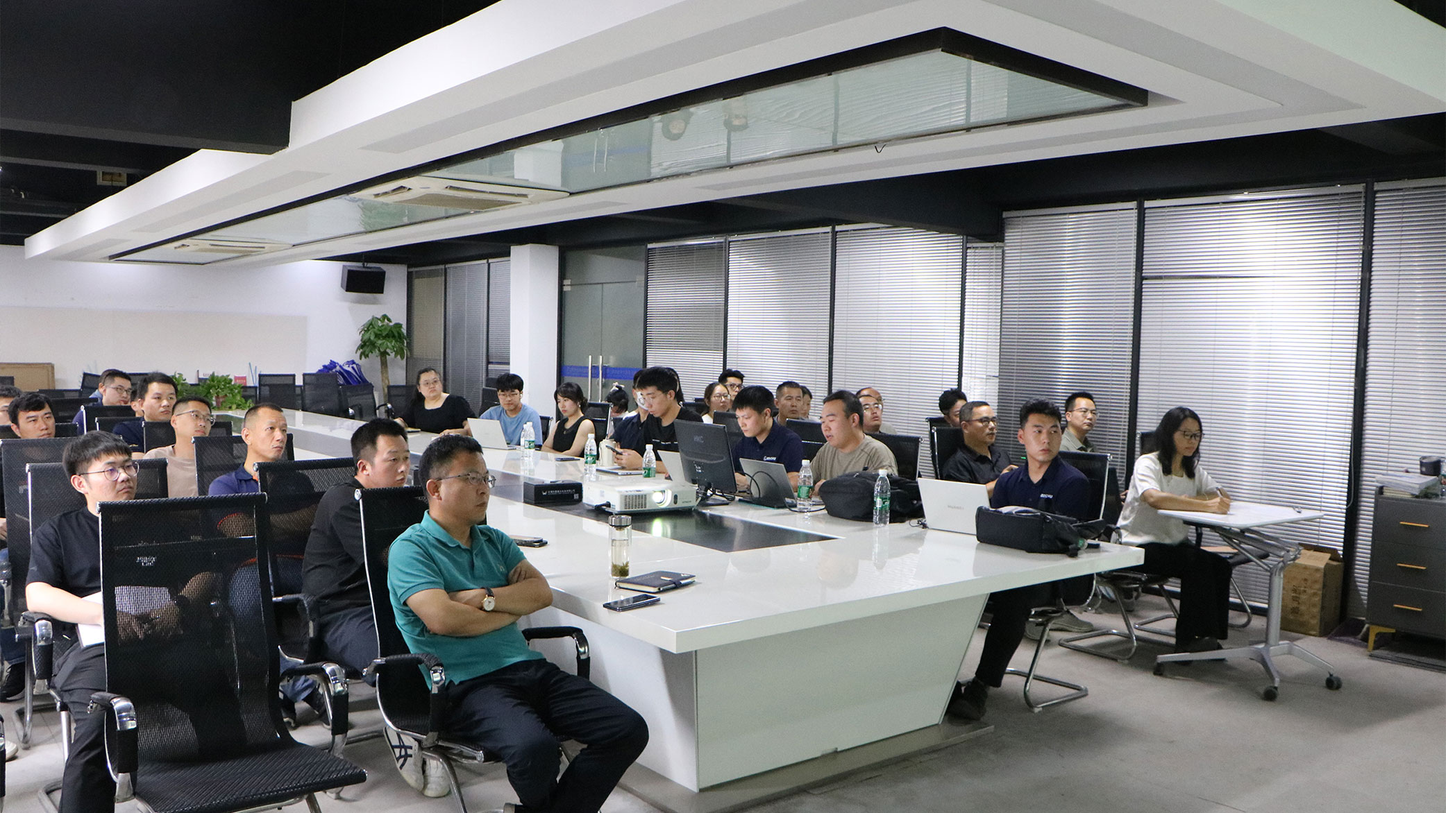 	慶源激光攜手上海柏楚開展技術(shù)培訓(xùn)活動